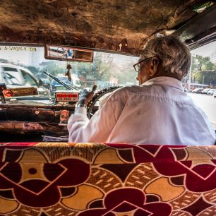 Těmto starým taxikům se někdy říká čmeláci. Z mumbajských ulic jsou však postupně vytlačovány novějšími vozy východoasijské výroby
