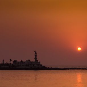Legenda říká, že Haji Ali zemřel při pouti do Mekky a jeho rakev zázračně připlula na toto místo.