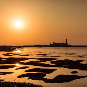 V době přílivu obklopí mešitu Haji Ali Dargah moře a jednou možností jak se na ostrov dostat suchou nohou je loď.