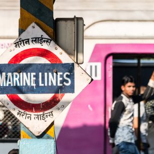 Z Marine Lines do stanice Mumbai Central je první třída draží o 1000 % oproti “dvojce”. Při zakoupení měsíčních pasů se však rozdíl už trochu smazává