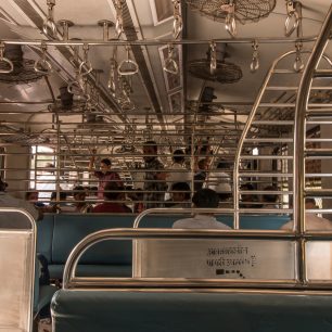Obrázek z mumbajských vlaků, který se zase tak často nevidí. Člověk, který má sedačku sám pro sebe