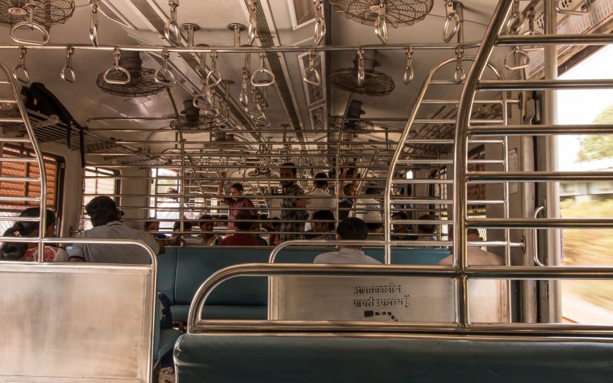 Obrázek z mumbajských vlaků, který se zase tak často nevidí. Člověk, který má sedačku sám pro sebe
