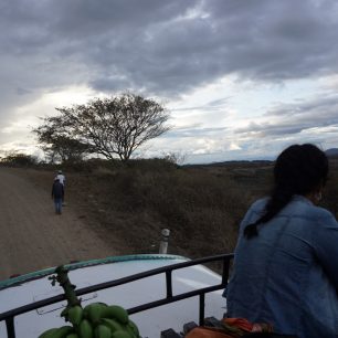 Cestování na střeše je zajímavější alternativa oproti přeplněnému vnitřku autobusu, Nikaragua