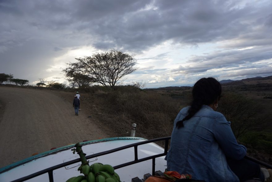 Cestování na střeše je zajímavější alternativa oproti přeplněnému vnitřku autobusu, Nikaragua