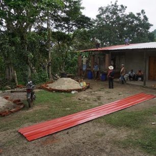 Stavba místního komunitního centra, Nikaragua