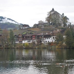 Pohled z Buchs na skanzen se zámkem, Lichtenštejnsko