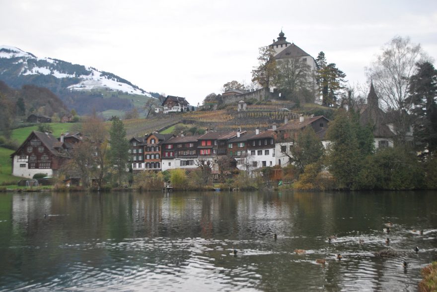 Pohled z Buchs na skanzen se zámkem, Lichtenštejnsko