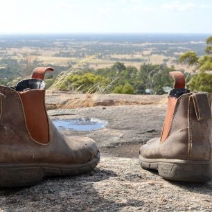 Chvíle klidu s výhledem do dalekého okolí. Před nazutím bot a rukavic VŽDYCKY musíme zkontrolovat, jestli neukrývají nebezpečné pavouky. Waroona, Austrálie