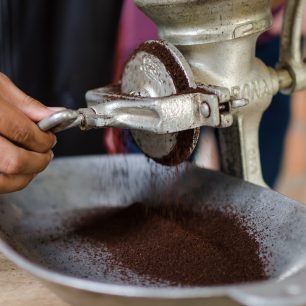 Mletí čerstvé kávy, Salento, Kolumbie