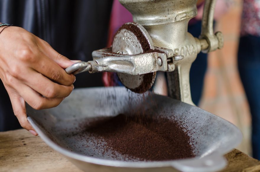 Mletí čerstvé kávy, Salento, Kolumbie