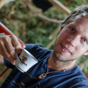 Autor článku s hrnkem pravé kolumbijské kávy, Salento, Kolumbie