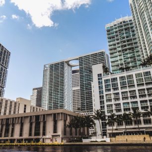 Centrum Miami je majestátní a stojí za vidění. Víc zábavy a autentičnosti ale nabízejí okolní čtvrti, Florida, USA