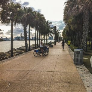 Kolo berte jako plán B nebo příjemné zpestření. Na zdejších promenádách si užijte kilometry spanilé jízdy, Florida, USA