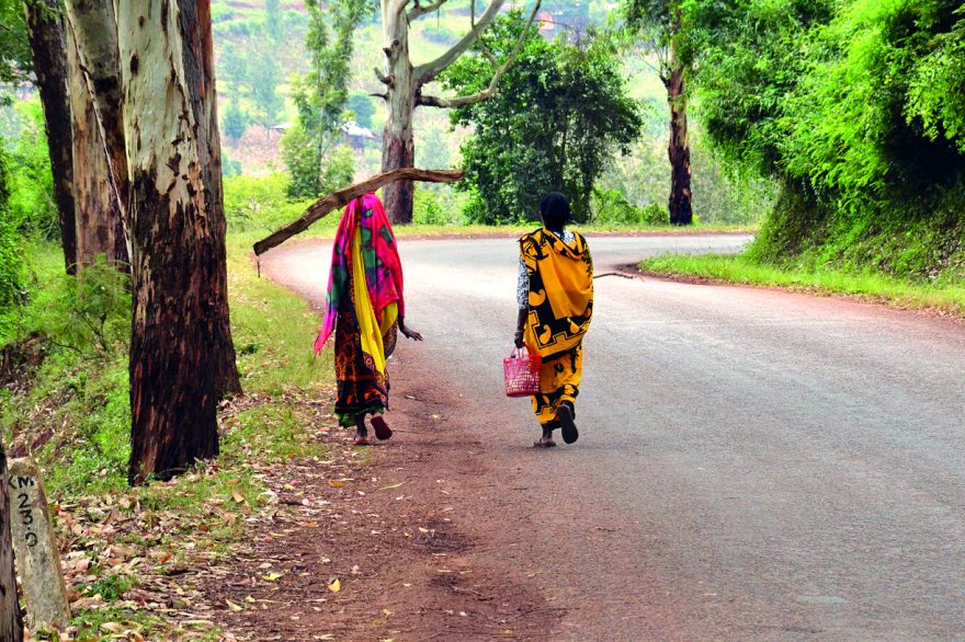 Africké ženy v barevných tradičních úborech, Tanzánie
