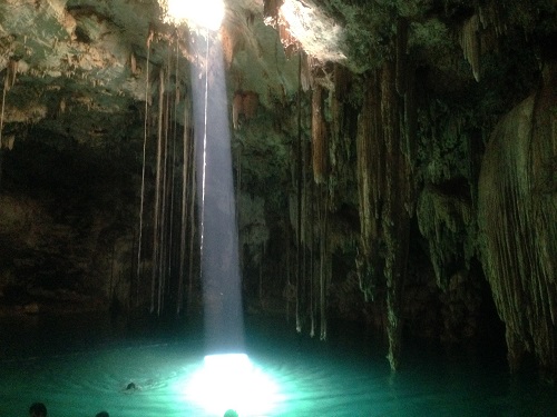 Kužely světla pronikají skrz otvory ve stropě, Mexiko