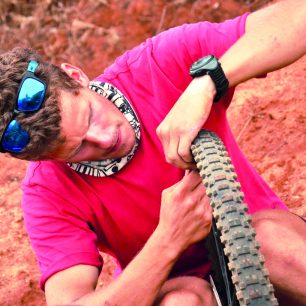 Autor článku při opravách, Tanzánie