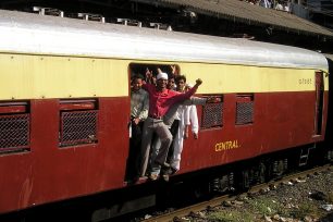 Cestování indickými vlaky je pověstné, Bombaj, Indie