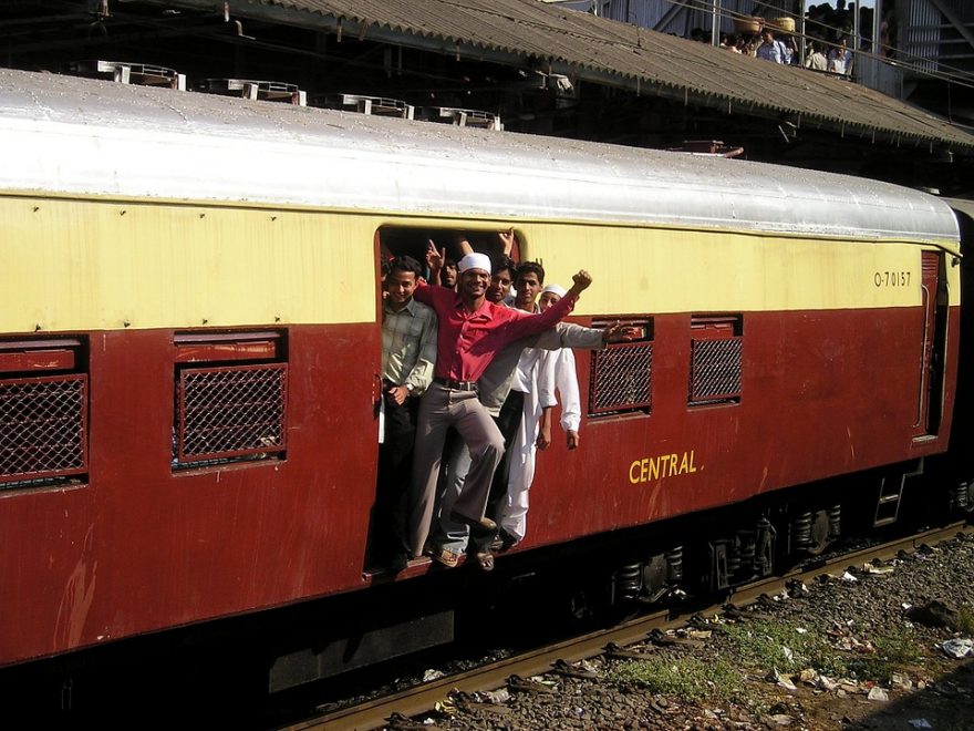 Cestování indickými vlaky je pověstné, Bombaj, Indie