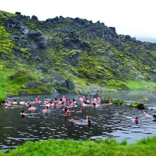 Termální jezírko v Landmannalaugar zahřeje i v sychravém letním dni, Island