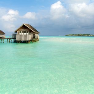 Ubytování v domečku nad vodou je ma Maledivách populární, Cocoa Island, Maledivy