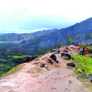 Stoupání směrem do Duhových hor lemují četné fumaroly neboli výpustě síry. Země pod nohama doslova vře. Vlevo je vidět zbytky lávového pole. Island