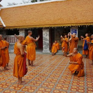Paradoxy světa. Buddhističtí mniši si fotí selfie s Buddhou…