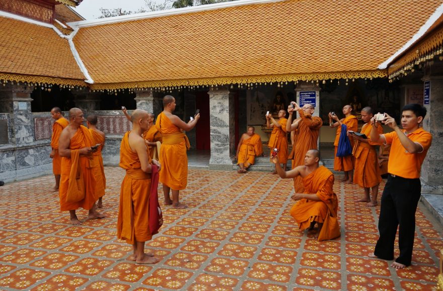 Paradoxy světa. Buddhističtí mniši si fotí selfie s Buddhou…