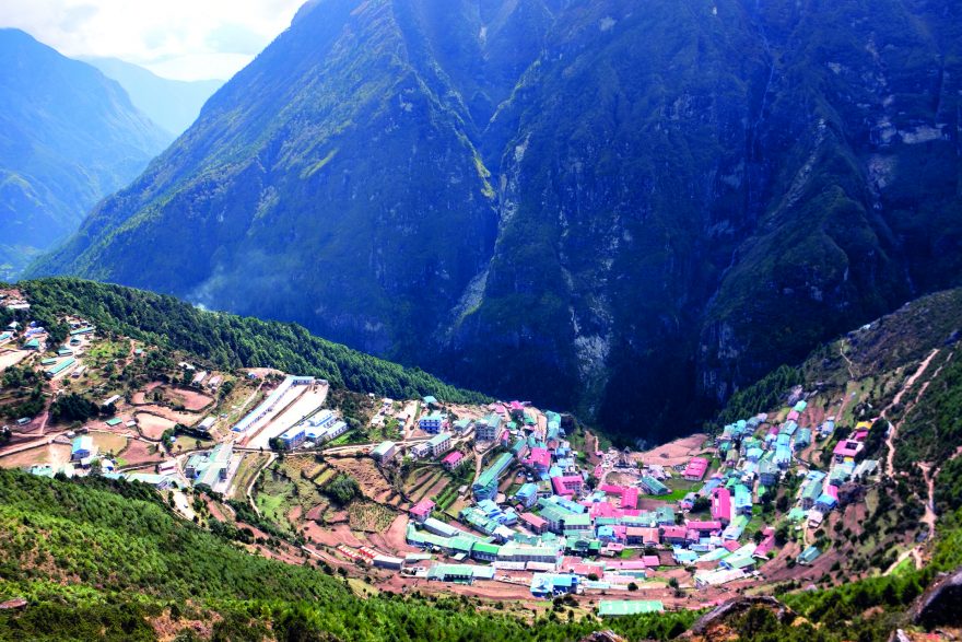 Pestrobarevné střechy jsou typickým rysem vesnice šerpů Namche Bazar, umístěné v kruhém horském amfiteátru v údolí Khumbu. Nepál