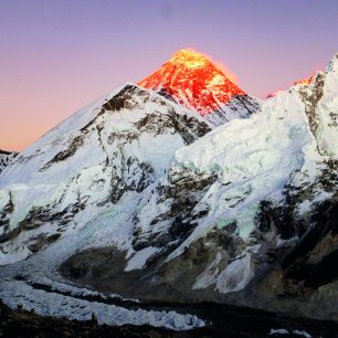 Výhledy na západ slunce ozařující vrchol Everestu z Kala Patthar (5643 m). Nepál