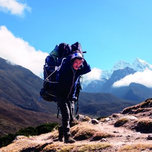 Nosič cestou do vesnice Dingboche. Nepál