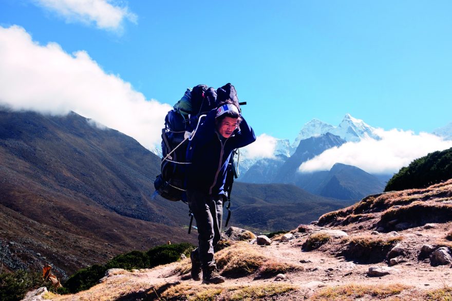 Nosič cestou do vesnice Dingboche. Nepál