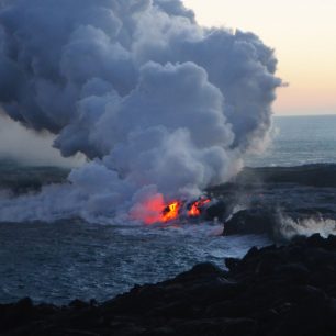 Boj lávy s vodou, místo, kde se láva vlévá do oceánu, Volcano National Park, Big Island, Hawaii