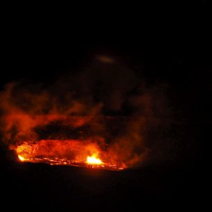 Lávové jezírko v kráteru sopky, Volcano National Park, Big Island, Hawaii