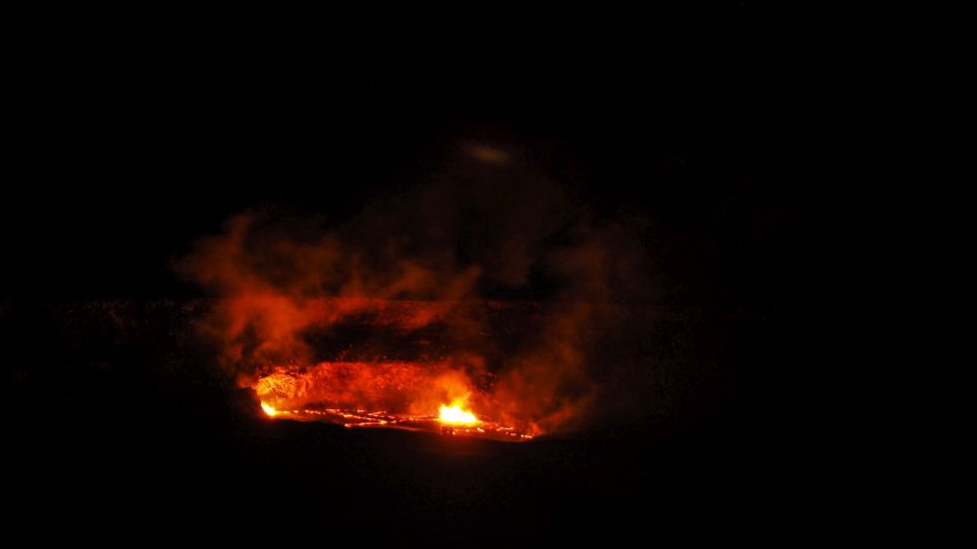 Lávové jezírko v kráteru sopky, Volcano National Park, Big Island, Hawaii