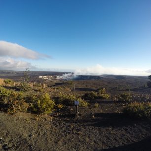 Výhled na kráter aktivní sopky, Volcano National Park, Big Island, Hawaii