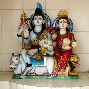 Chrám Aghanjar Mahadev - Šiva s manželkou Umou a Ganesou, Dharamshala, Indie