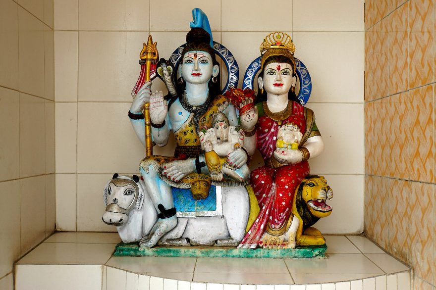 Chrám Aghanjar Mahadev - Šiva s manželkou Umou a Ganesou, Dharamshala, Indie