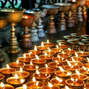 Svíce v Dalajlamově chrámu si můžete sami zapálit, Dharamshala, Indie