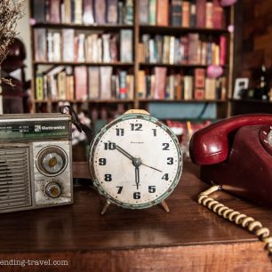 Kavárny občas nabízí bizarní artefakty připomínající doby dávno minulé, Hanoj, Vietnam