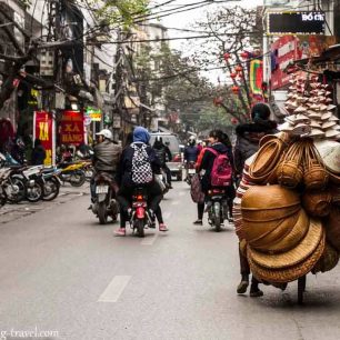 Po obchodech ani chodit nemusíte, obchodníci k vám chodí sami, Hanoj, Vietnam