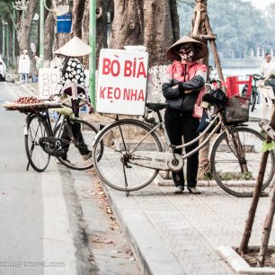 Tradiční dobroty ochutnejte v okolí Západního jezera, Hanoj, Vietnam
