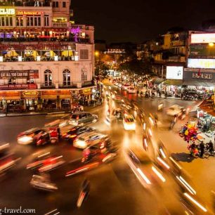 Mnozí tvrdí, že vietnamský provoz nemá pravidla - má jen jedno - dívat se před sebe, Hanoj, Vietnam