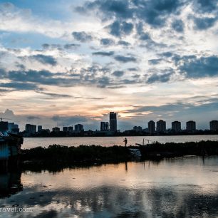 Západní jezero je největší v Hanoji a nabízí místa k odpočinku, Hanoj, Vietnam