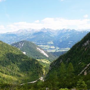 Výhled na údolí se soutěskou z vrcholu ferraty Siega, Rakousko