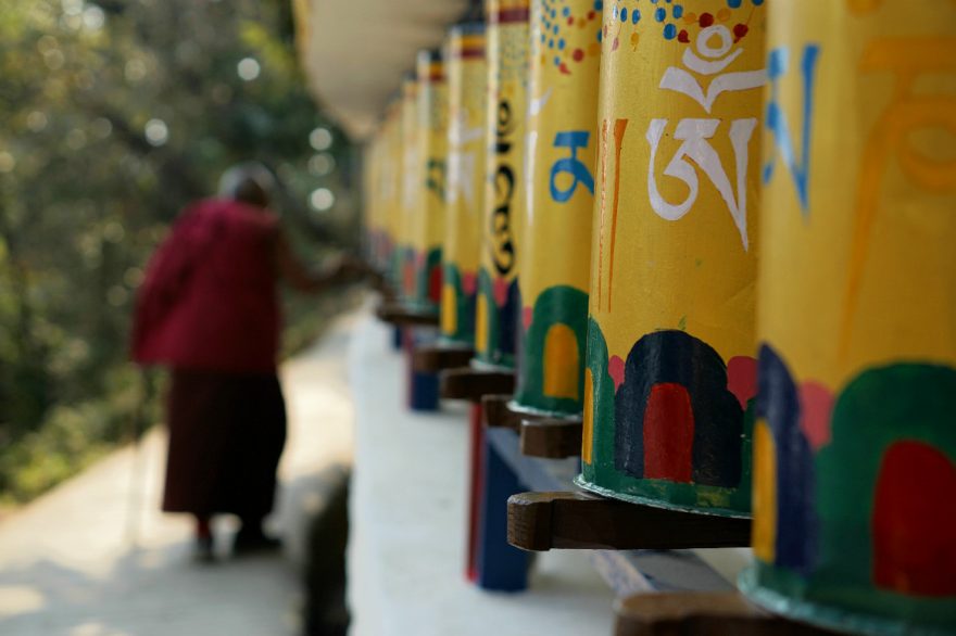 Lingkor, modlitební mlýnky s mnichem, Dharamshala, Indie