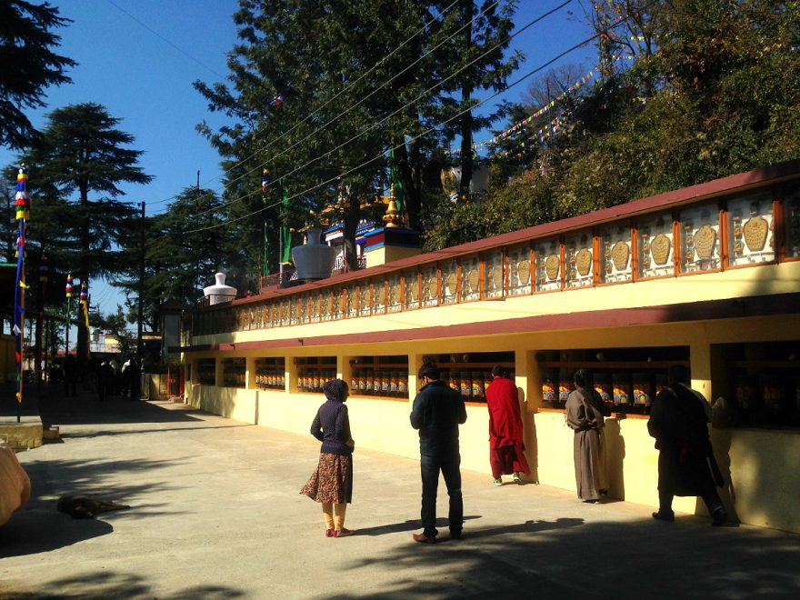 Lingkor, Tibeťané otáčejí modlitebními mlýnky, ve kterých jsou ukryty mantry. Točením se pak dostávají mantry do okolí a prospívají všem bytostem v okolí, Dharamshala, Indie