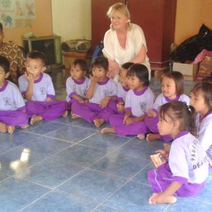 Děti se naučily i českou písničku, Lombok, Indonésie