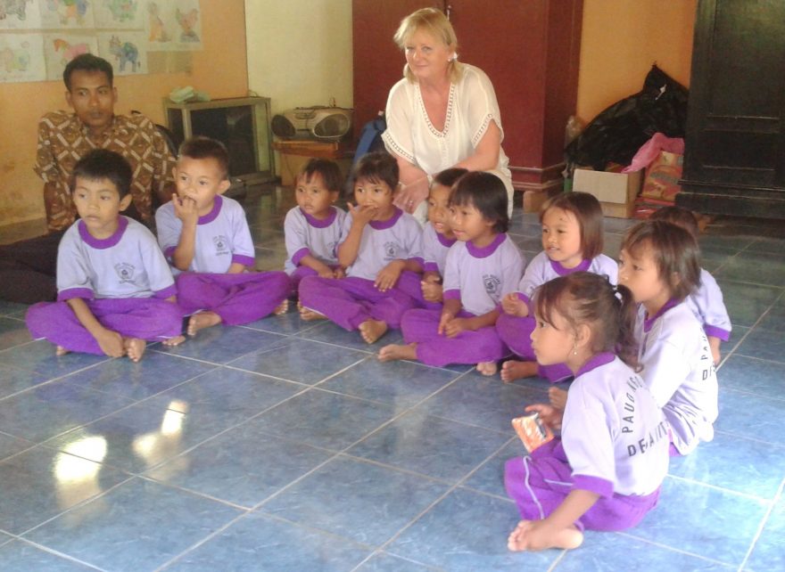 Děti se naučily i českou písničku, Lombok, Indonésie