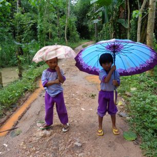 Ve škole vás vítají jenom, co vás vidí přijíždět na skútru, Lombok, Indonésie