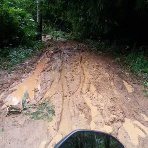 Cesta do školy byla občas náročná, Lombok, Indonésie